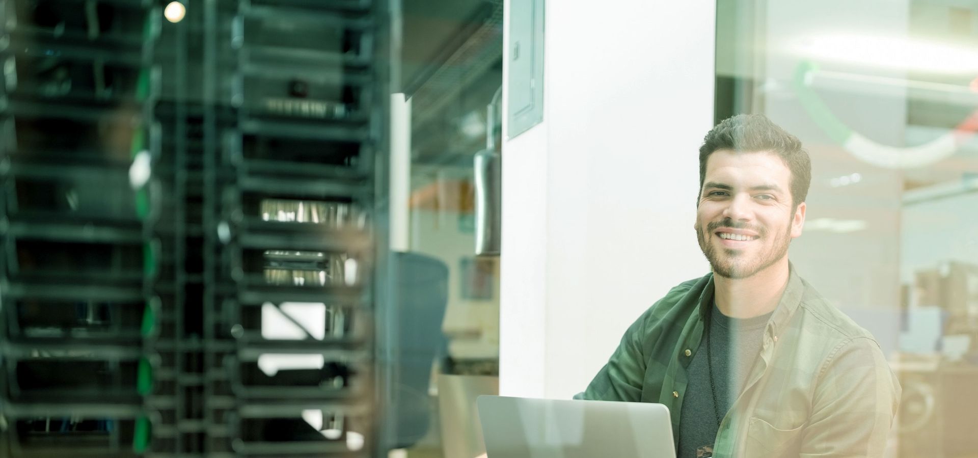 Wij houden je systemen up-to-date, veilig en draaiend — op de achtergrond